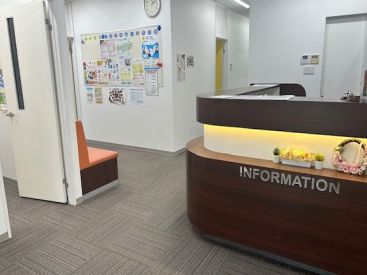 イーオン星ヶ丘校はロビーも教室も広くて開放的。