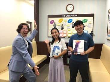 イーオン中村公園校ロビーでの教師