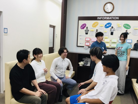 イーオン中村公園校ロビーでの会話の様子。