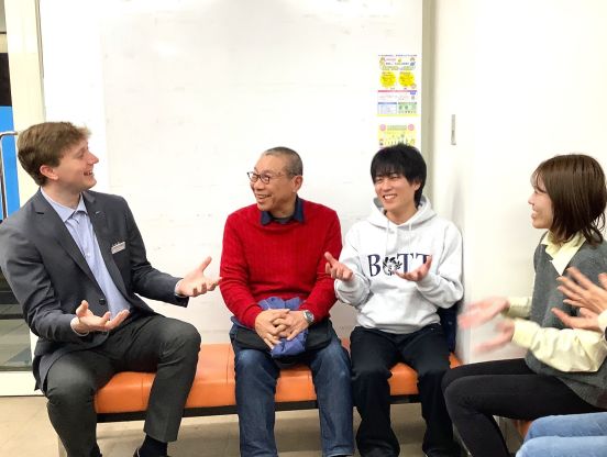 イーオン鳴海校では、クラスメートと楽しく英語を学ぶことができます。
