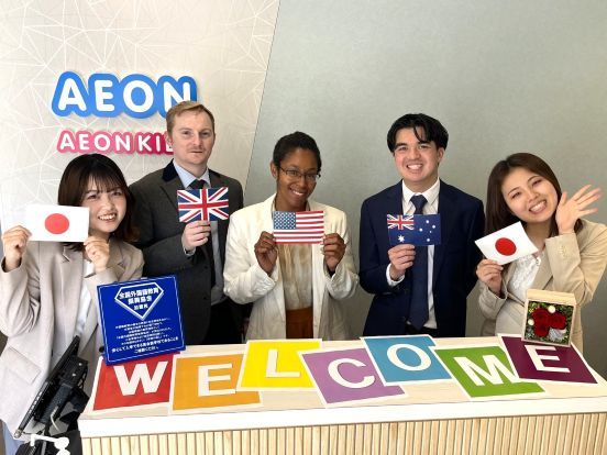 世界各国出身のスタッフが活躍する、国際色豊かな学校です♪