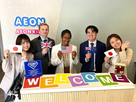 世界各国出身のスタッフが活躍する、国際色豊かな学校です♪