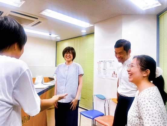 イーオン高蔵寺校のスタッフは、生徒様の学習を力強くサポートします。
