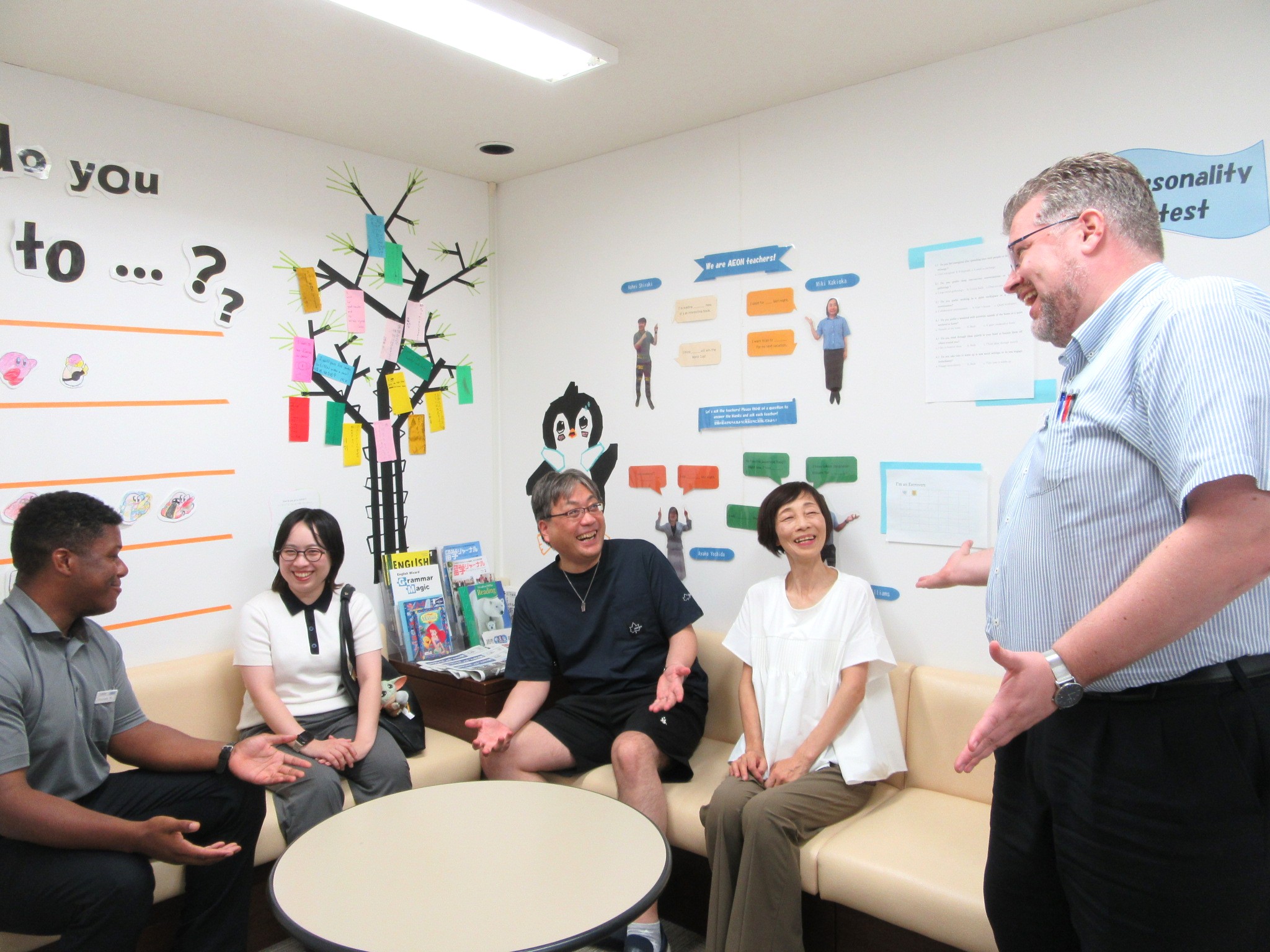 一宮校ではレッスン前も英語で先生たちとスモールトークできる機会があります。
