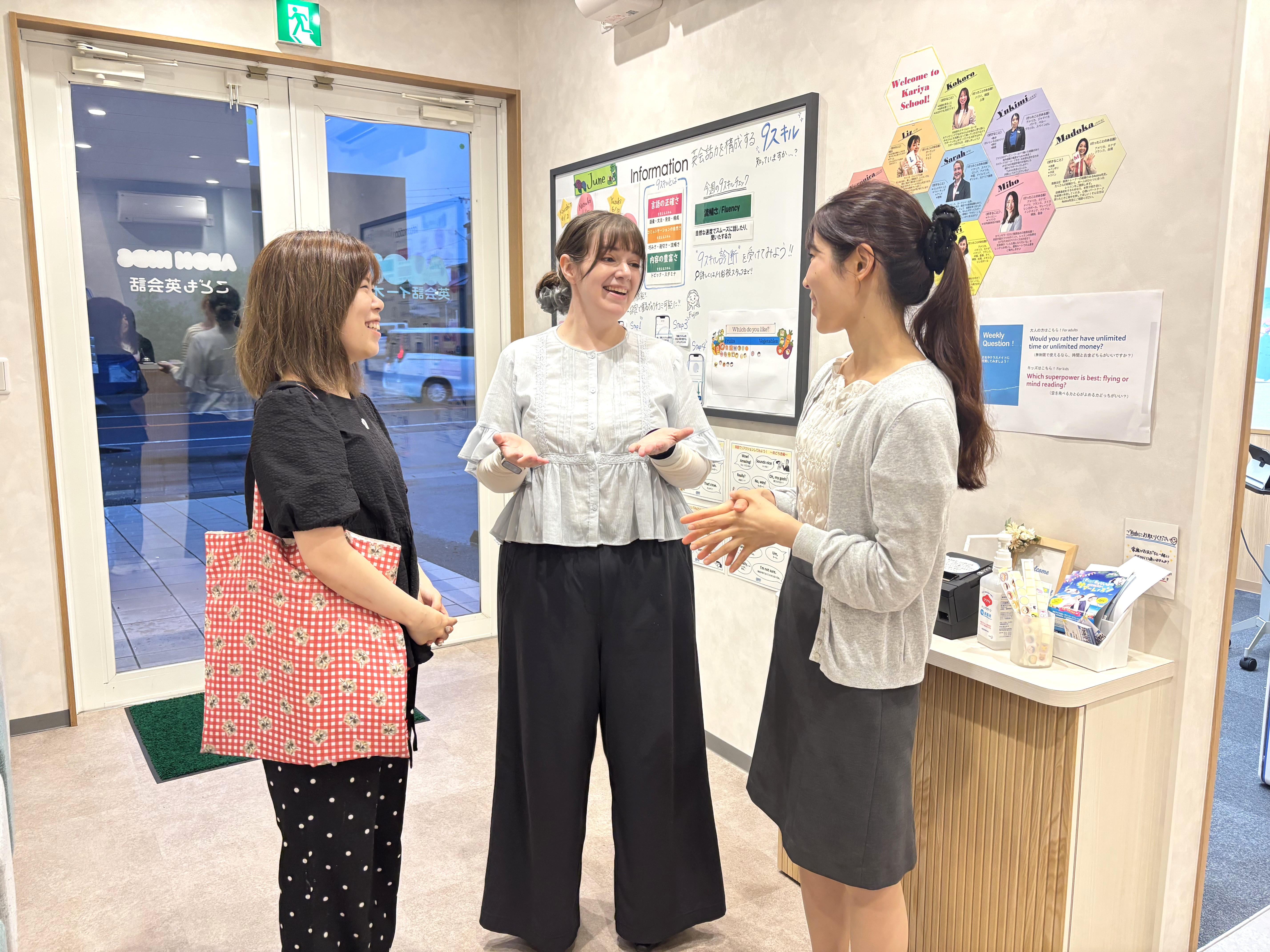イーオン刈谷校は、大人の生徒様にもたくさんお通いいただいています。レッスン以外でも外国人講師との英会話を楽しんでいます。