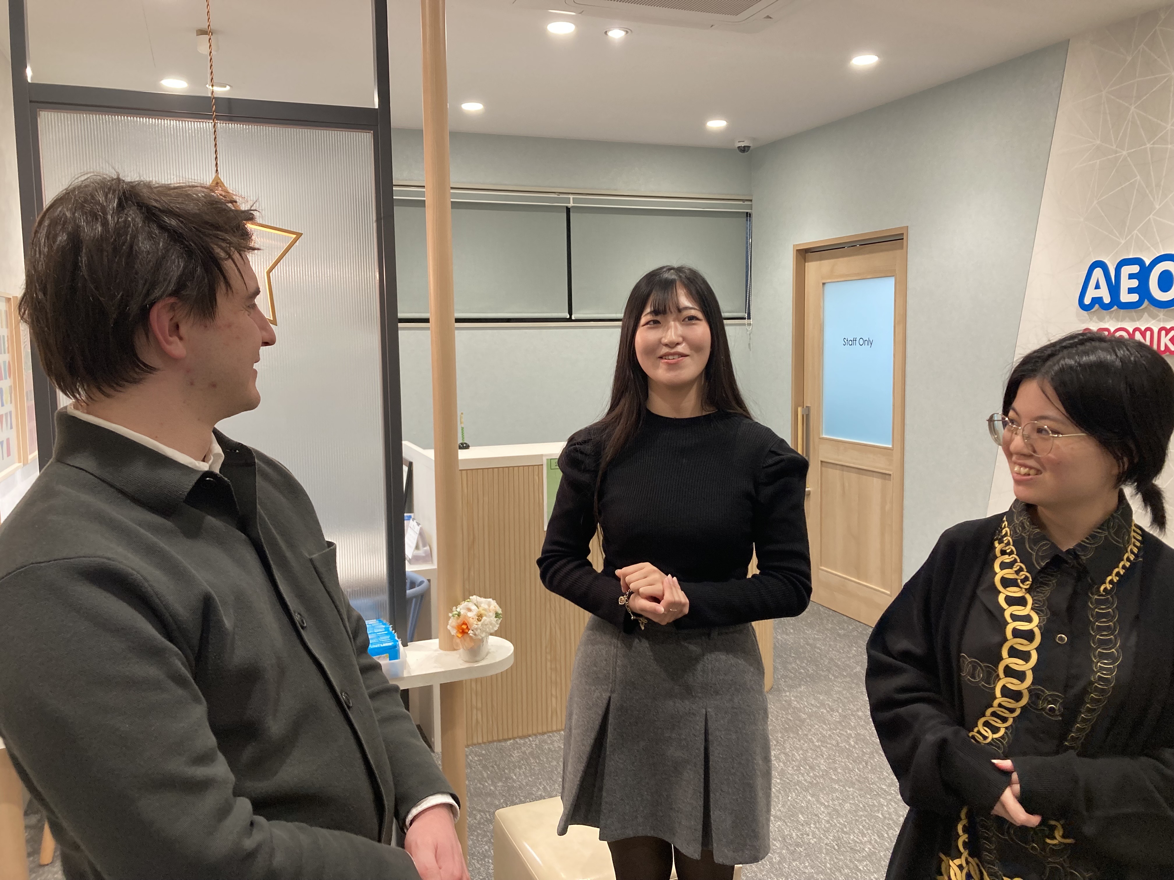 イーオン西尾校は、ロビーでクラスメイトや先生とフリートークもできます。