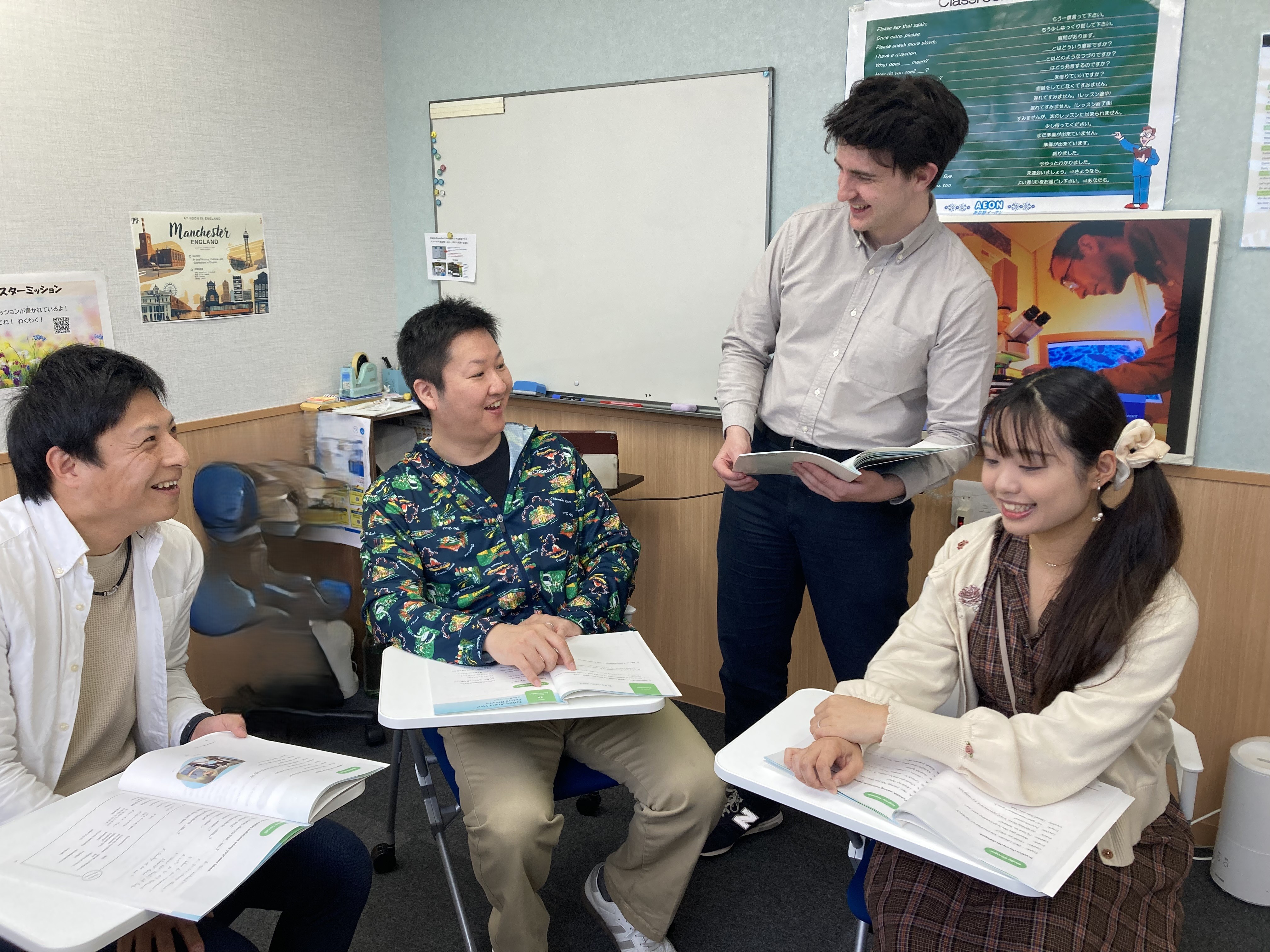 グループレッスンでクラスメイトと英語で会話