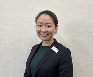 イーオン安城校の日本人講師Emina先生。