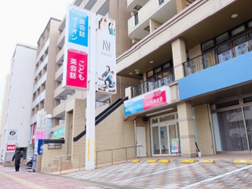 イーオン姪浜校は、駅近で通いやすい環境です。
