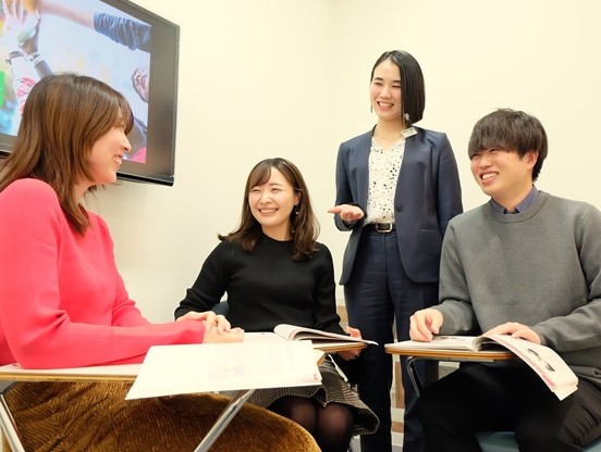 イーオン天神校には、授業外でも楽しく交流できる広々としたロビーがあります。
