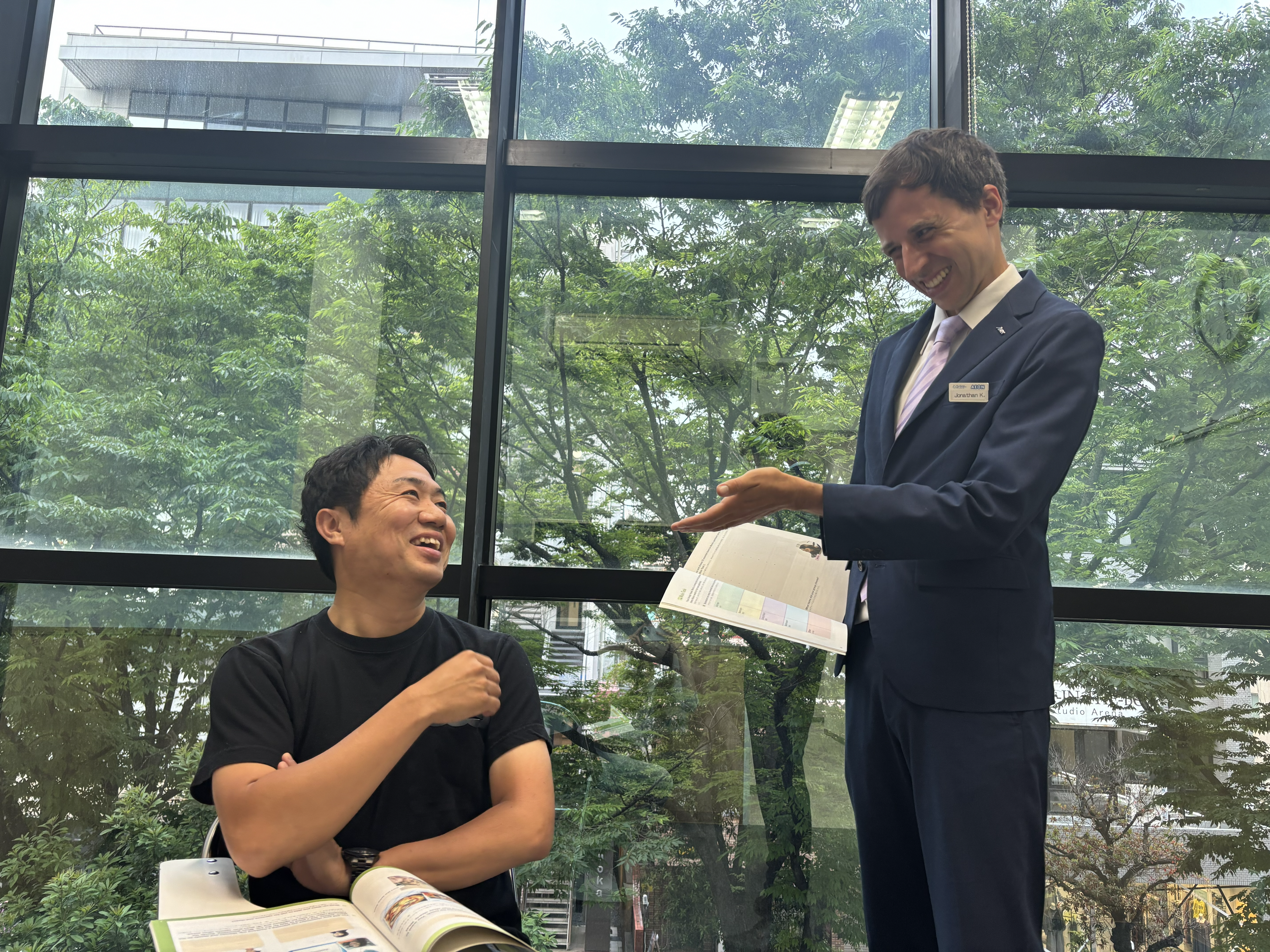イーオン大橋校のビジネスマンと外国人教師のレッスン。