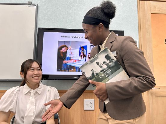 イーオン姪浜校の授業は先生とたくさんのことを話して、英語を楽しんでいます。
