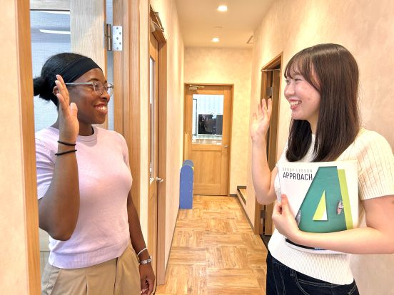 イーオン姪浜校では、ロビーから英語での会話が始まります。