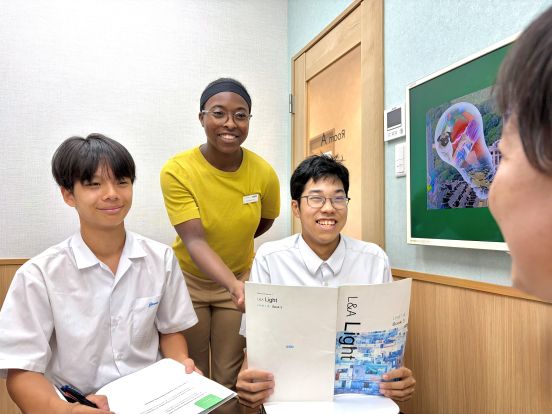 イーオン姪浜校の授業は先生は学生の方も英語を楽しんでいます。