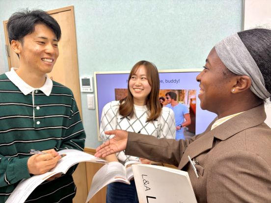 イーオン姪浜校では、優しい先生と楽しく英語で会話ができるようになります。