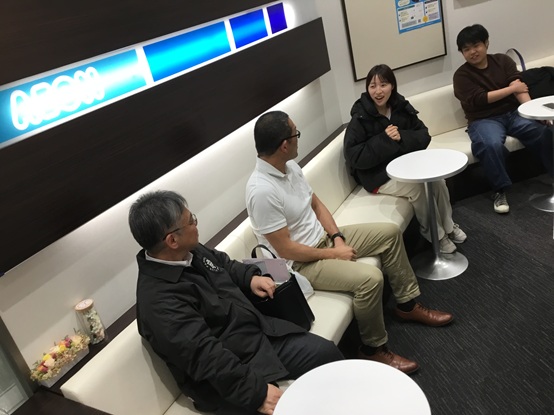 イーオンアティ郡山校ではレッスンが始まるまで生徒様と講師達でざっくばらんにお話し出来ます。