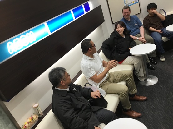 イーオンアティ郡山校ではレッスンが始まるまで生徒様と講師達でざっくばらんにお話し出来ます。