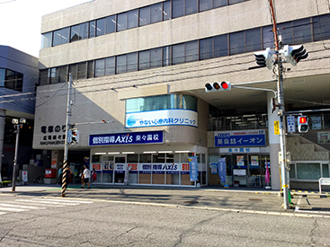 イーオン楽々園校は、駅近で通いやすい環境です。