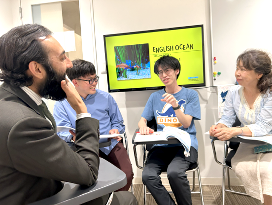 イーオンエキシティ広島校は、外国人講師を中心にいつもロビーは盛り上がっています。