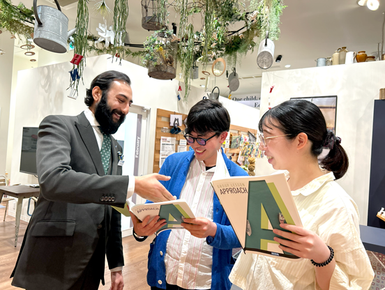 イーオンエキシティ広島校は、外国人講師を中心にいつもロビーは盛り上がっています。