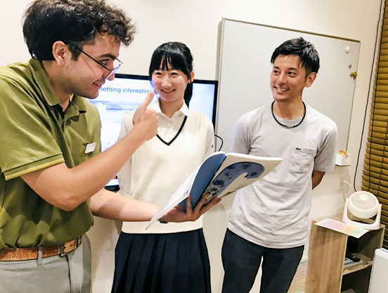 イーオン広島T-SITE校は、外国人教師とのレッスンがあります。