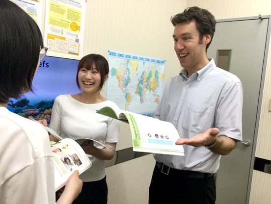 イーオン楽々園校は笑い声の絶えない楽しいレッスンです。