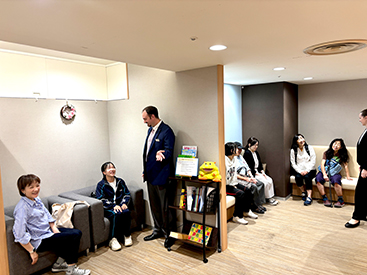 イーオンフィール旭川校のロビー風景。