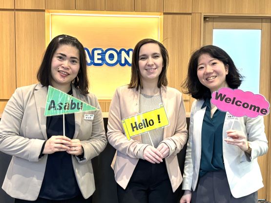 イーオン麻生校のスタッフが笑顔でフレンドリーに対応します。