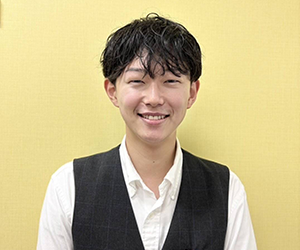 イーオン札幌本校の外国人講師のYusaku先生。