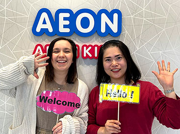 イーオン麻生校のスタッフが笑顔でフレンドリーに対応します。