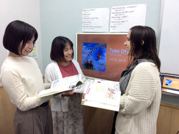 イーオン札幌栄町校では、学習スペースをご用意しております。レッスン前後の時間は目標を目指す生徒様へ講師がサポートいたします！一緒にがんばりましょう！