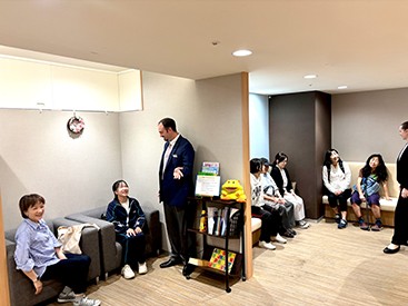 イーオンフィール旭川校のロビー風景。
