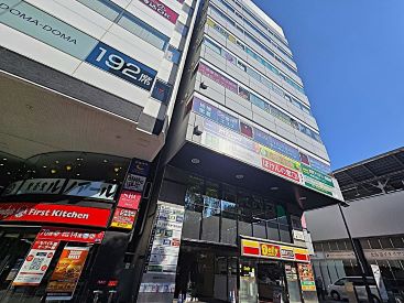 イーオン新横浜校は、駅からすぐアクセス抜群。負担にならない立地の良さも学習継続の秘訣です。