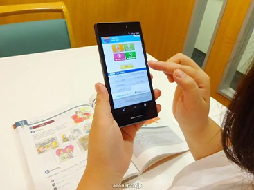 イーオン横浜元町校は、レッスンの予習・復習、資格試験の申込み、単語テスト等、全部スマホでできます。