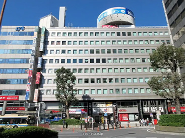 イーオン横浜本校は、イーオン神奈川最大のクラス数。横浜駅地下街直結で雨にも濡れず楽々通学できます。