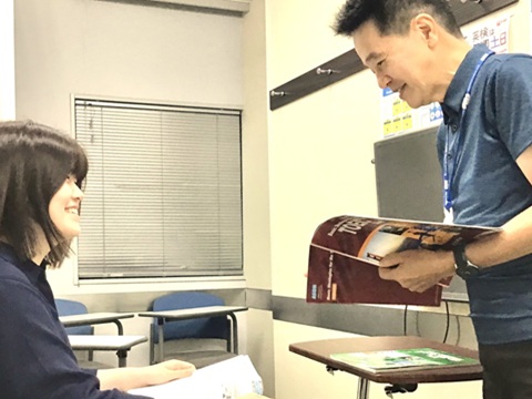 イーオン横浜本校は、資格試験対策もバッチリ。徹底されたデータによる学習管理とアドバイスで目標達成。