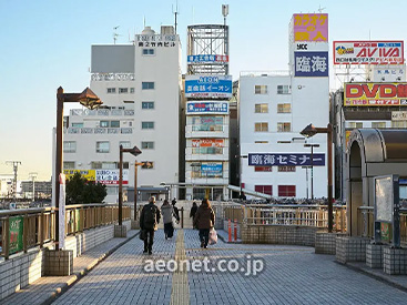 イーオン鶴見校は、JR鶴見駅西口から徒歩3分。駅チカで通いやすく仕事帰り・学校帰りに通えます。