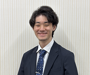 イーオン日吉校の日本人講師Shota先生。