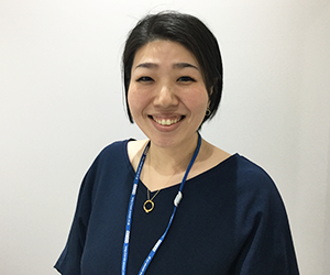 イーオン上大岡校の日本人講師Aki先生。