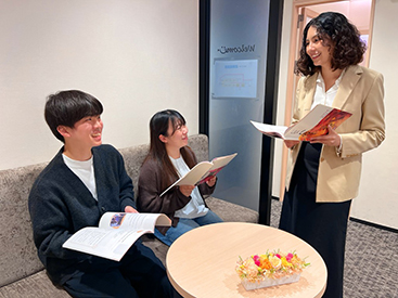 イーオン仙台ロフト校のロビーでにて、講師との会話を楽しんでいます。