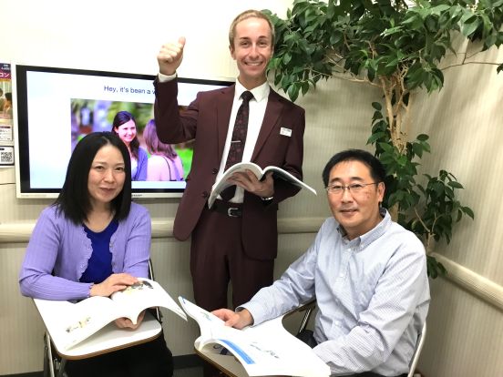 イーオン諏訪ステーションパーク校で流暢に英語を話されている生徒様達。