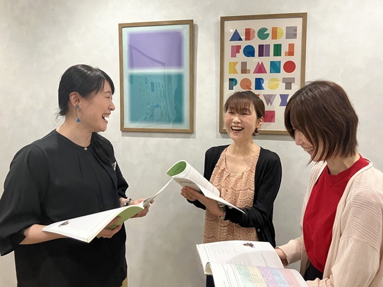 イーオン奈良学園前校では、クラスメイトと楽しくレッスンが受けられます。