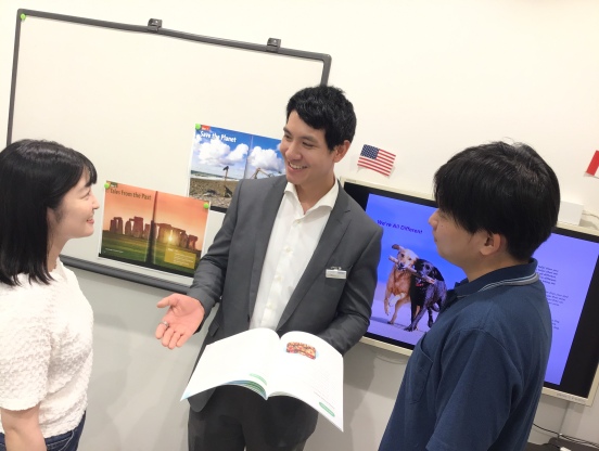 イーオン梅田阪急ターミナルビル校では、空港やホテルで使える英語を楽しく学べます。