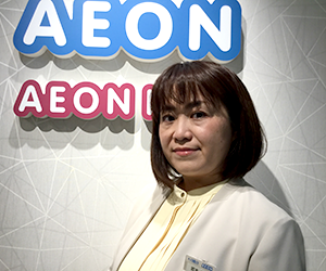 イーオン天王寺校の邦人講師のHITOMI先生。