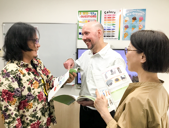 イーオン守口校の外国人の先生と楽しいレッスン