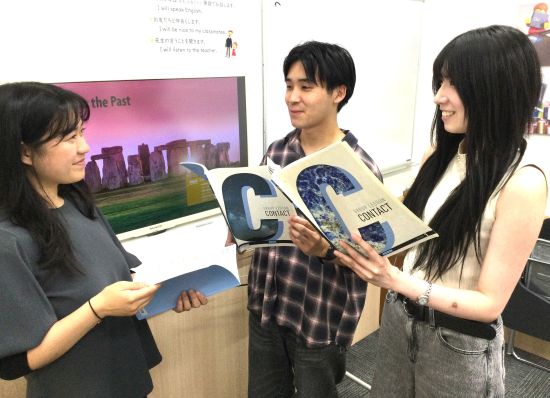 大学生や社会人が一緒に学べます。
