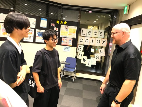 レッスン後にロビーで楽しく英語でトーク♪