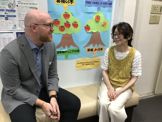 イーオン高槻校ではレッスン前にロビーでトークを楽しむことも！