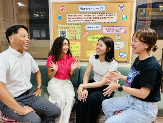 イーオン茨木校はロビーでも英語と笑い声が聞こえてくる！
