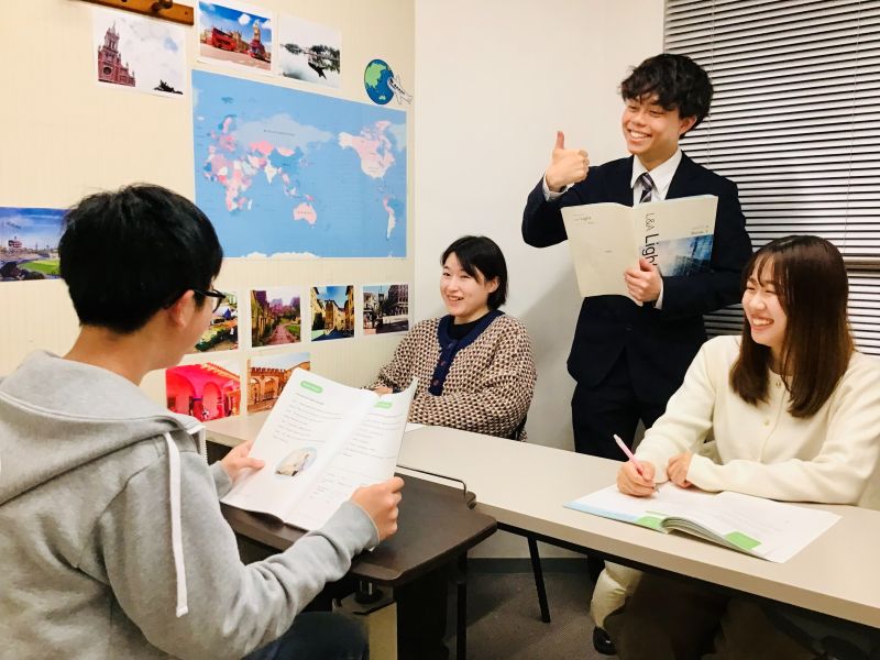 イーオン泉佐野校　ネイティブ講師とのグループレッスン風景